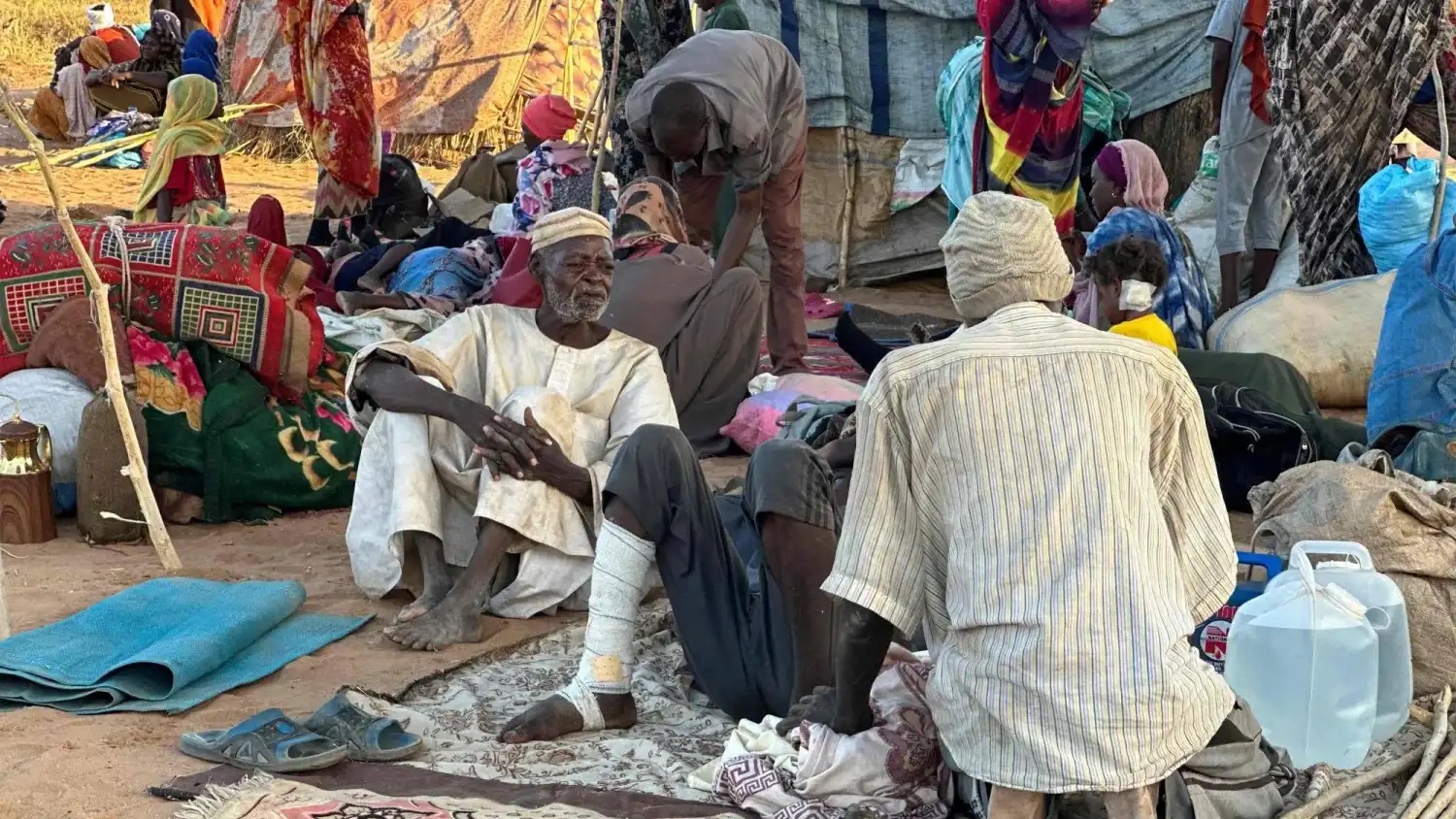 نازحون سودانيون فرّوا من الفاشر بعد سقوط المدينة في أيدي «قوات الدعم السريع» يستريحون بالقرب من بلدة طويلة بمنطقة دارفور غرب السودان في 28 تشرين الأول (أكتوبر) 2025