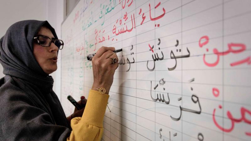 معلمة خلال صف دراسي داخل إحدى المدارس العربية في باريس