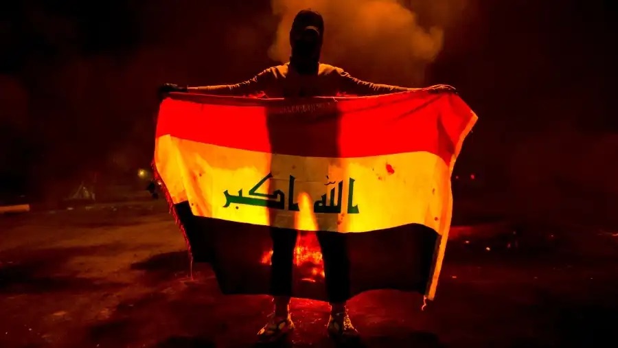 ديمقراطيةٌ مُهندَّسة: العراق على مفترق طرق الاستقلال والتبعية