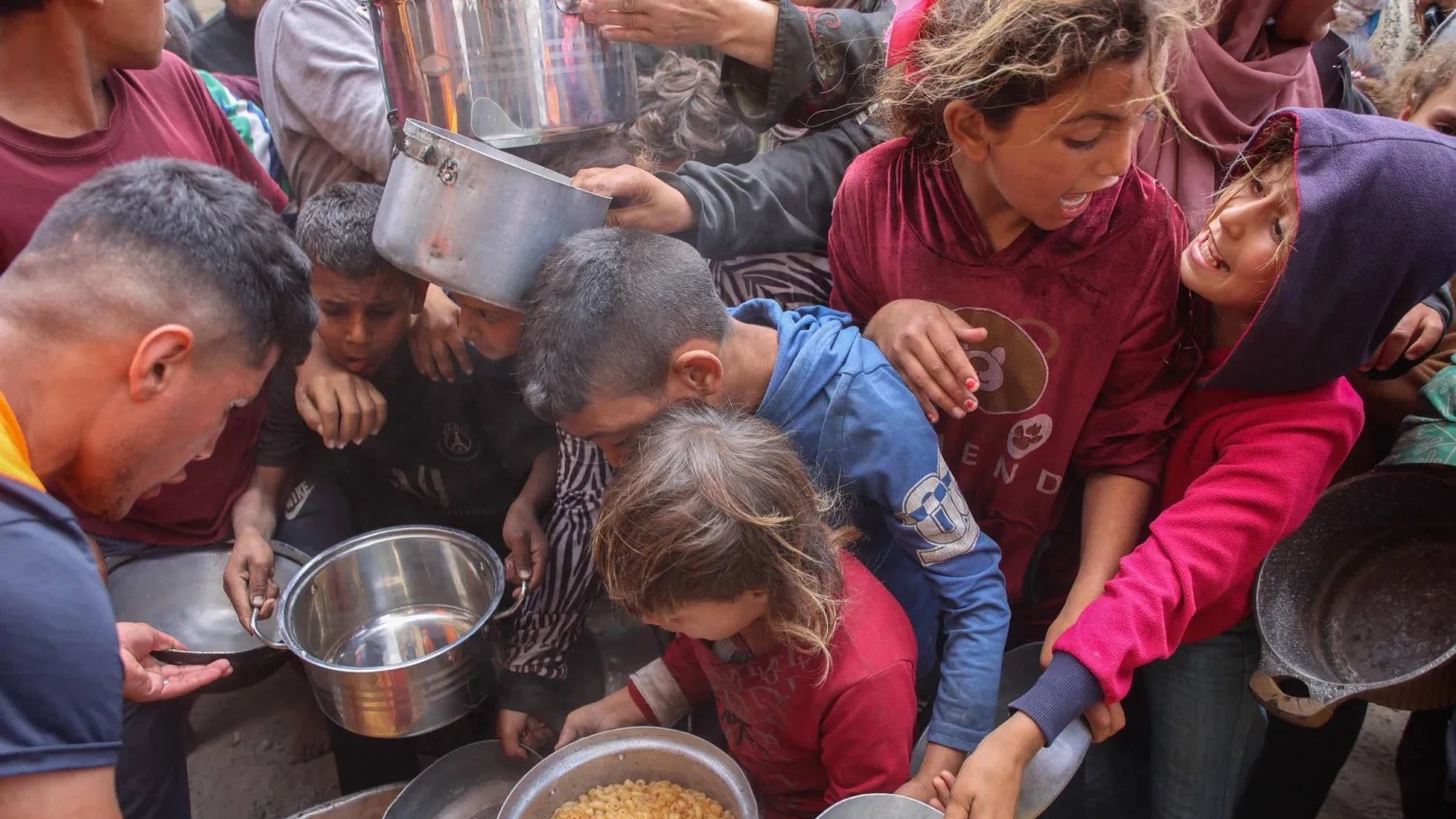 حماس التي يفترض أن تقوم بدورها الطبيعي في توفير متطلبات سكان غزة وتخفيف الأعباء المعيشية عنهم، أصبحت عبئًا ثقيلًا على القطاع برمته