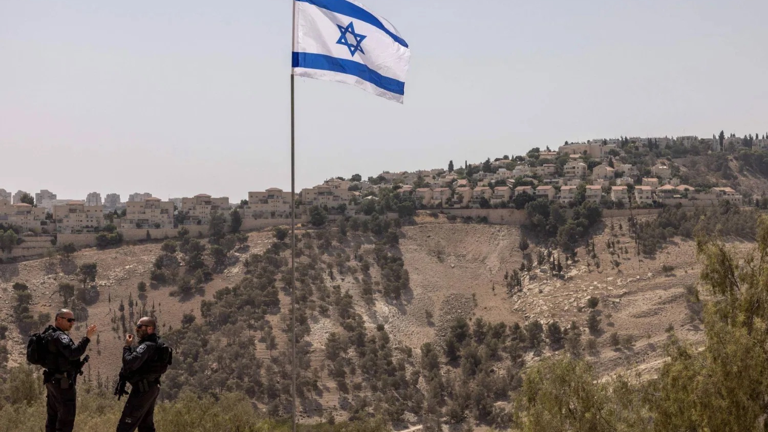 عناصر من الشرطة الإسرائيلية يقفون في منطقة «إي1» قرب مستوطنة معاليه أدوميم خارج القدس في الضفة الغربية