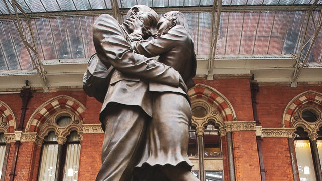 نارٌ تُضيء ظِلال الروح‎