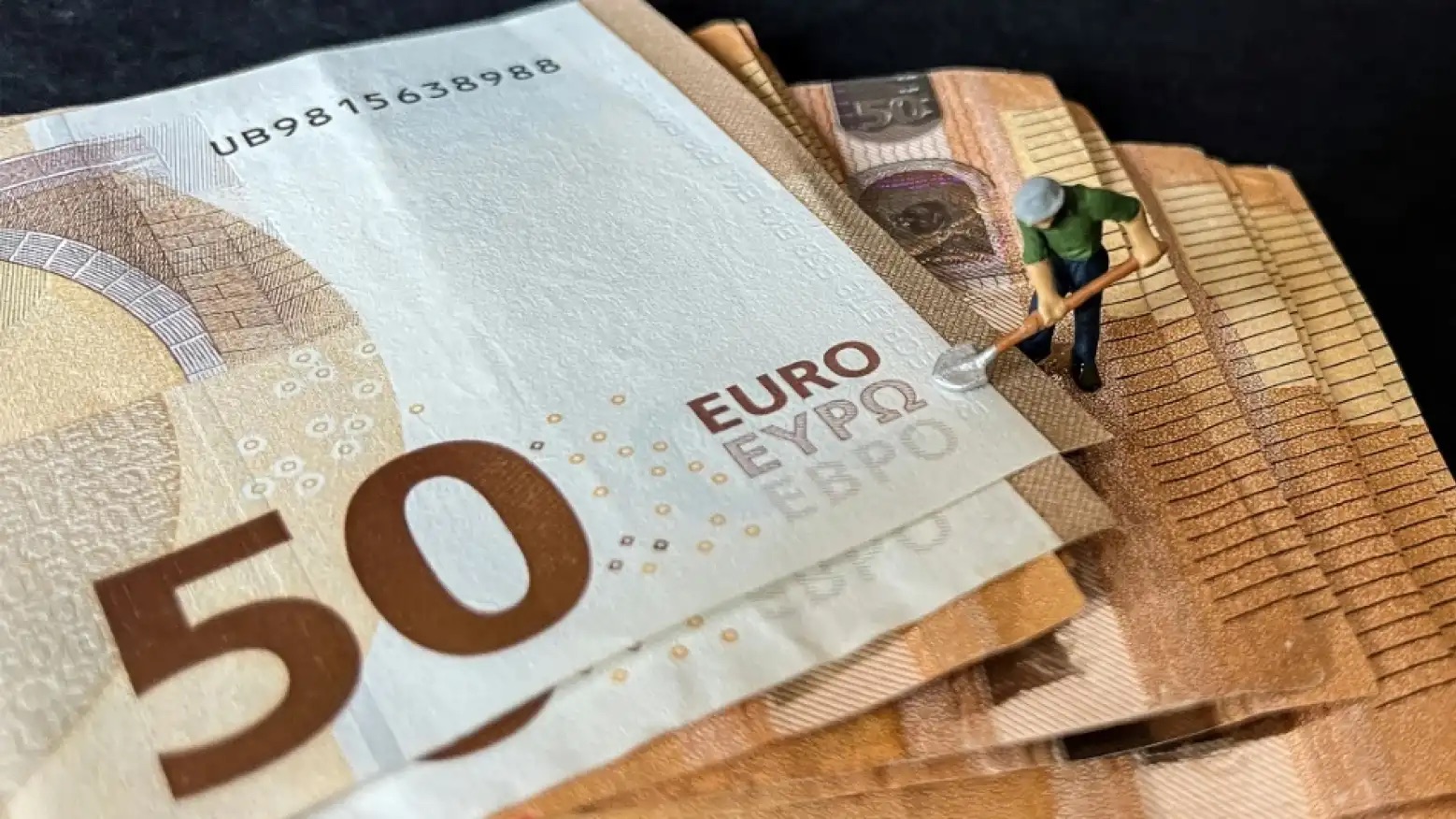 المال يغير الحال