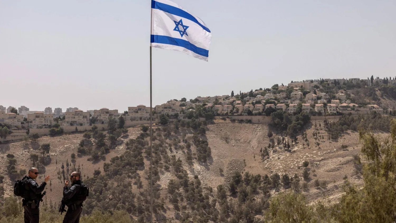 عناصر من الشرطة الإسرائيلية يقفون في منطقة «إي1» قرب مستوطنة معاليه أدوميم خارج القدس في الضفة الغربية