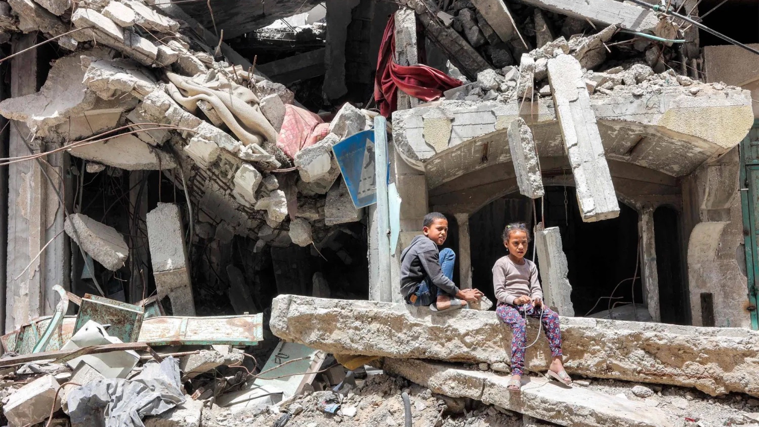 طفلان وسط حطام مبنى في غزة