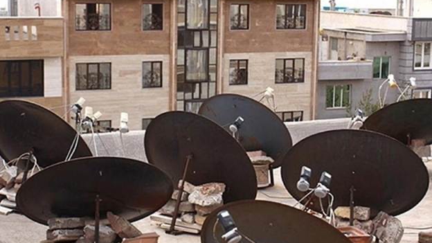 تأتي حملة مصادرة أطباق الستالايت في سياق تشديد غير مسبوق على تدفق المعلومات