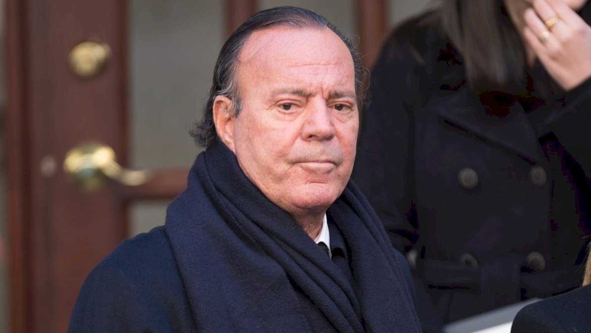 خوليو إغليسياس متهم بالاعتدء الجنسي على امرأتين