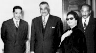 المطربة المصرية أم كلثوم تظهر في صورة مع الرئيس المصري الراحل جمال عبد الناصر ونائبه أنور السادات الذي صار رئيسا لمصر بعده ومعهم الملحن المصري محمد الموجي - Getty Images
