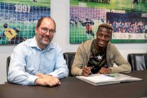 الدولي المغربي حمزة منديل إلى شالكه الألماني