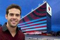 كاكا يصل ميلانو لبدء مغامرة جديدة مع ناديه القديم