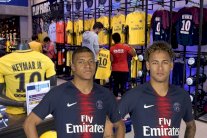 نيمار ومبابي يساهمان في بيع 900 ألف قميص لباريس سان جيرمان