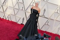 موضة المشاهير شاحت لها الأنظار في فبراير