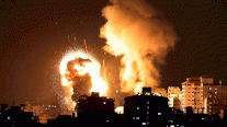 إسرائيل تقصف أهدافًا في قطاع غزة بعد إطلاق بالونات حارقة