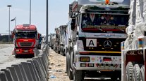 دخول شاحنات مساعدات من مصر لقطاع غزة عبر معبر كرم أبو سالم