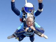 أكبر معمرة بريطانية تهوي من الأجواء بسلام