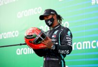 هاميلتون من معاناة الطفولة والحياة المتواضعة الى نادي عظماء الفورمولا واحد