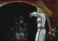 بيع شارة القيادة التي رماها رونالدو بـ64 ألف يورو 