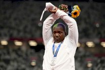 أولمبياد طوكيو- قوى: الأميركية سوندرس في أول وقفة احتجاجية على منصة التتويج