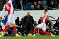 إيفرتون يقلب الطاولة على أرسنال ويخفف الضغط عن بينيتيس