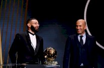 الفرنسي كريم بنزيمة يحرز الكرة الذهبية لأفضل لاعب لعام 2022