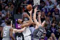 أن بي ايه: يوكيتش يقود ناغتس أمام سيكسرز