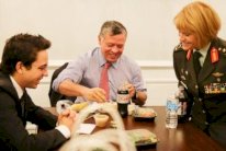 صورة في الكونغرس تعيد ذكريات مع الأميرة عائشة وعثمان العمير