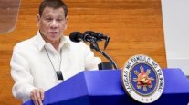 الرئيس الفلبيني يطلب من مواطنيه تعقيم الكمامات بالبنزين