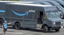 أمازون تعتذر بعد إقرارها بأن سائقيها يُضطرون إلى التبول في زجاجات بلاستيكية