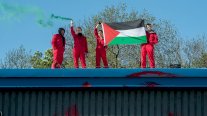 محتجون يرفعون العلم الفلسطيني داخل مصنع طائرات مسيرة في بريطانيا
