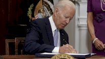 بايدن يوقع على مشروع قانون يقيد حيازة السلاح في الولايات المتحدة