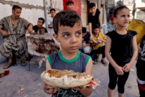 حرب غزة: طوابير على مدى أيام للحصول على المعونات