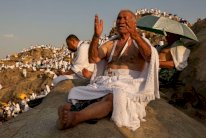 بالصور: الحجاج يتوافدون إلى جبل عرفات 