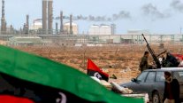 خلافات على إدارة المصرف المركزي تهدد بقطع إمدادات ليبيا من النفط