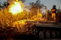 لافروف للقوى النووية الغربية: من الخطر اللعب بالنار