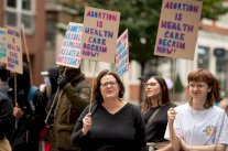 معركة الإجهاض تتصاعد عالميًا: كيف يهدد قرار ترامب حياة آلاف الفتيات والنساء؟