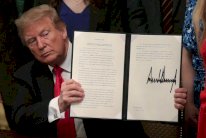 سلطات بلا سقف وقرارات صادمة... من يقف في وجه ترامب؟