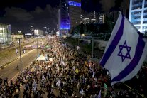 طيار حربي إسرائيلي سابق يقود احتجاجاً ضد الحكومة: