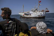 حنظلة: قصة كاريكاتير، وسفينة تحاول 