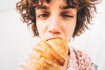 هل يدفعك التوتر لتناول الطعام أكثر؟ إليك الأسباب