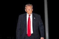 واشنطن بوست: ماذا وراء تغير موقف ترامب تجاه الرسوم الجمركية والهجرة؟