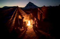 بريطانيا تنتقد تأخر دخول المساعدات إلى غزة بعد استغراق وصول الخيام عاماً كاملاً