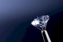 بين الطبيعة والمختبر: من ينتصر في معركة الألماس؟