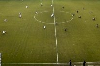 لاعبو فريقين يونانيين يحتجون على موت المهاجرين بالجلوس على ارض الملعب