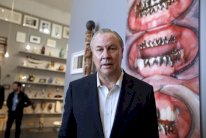 المخرج الاميركي بوب ويلسون ينصب غرفة نومه في اللوفر 