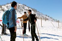 أطفال سوريا يجدون في الثلج نقاء ينسيهم مآسيهم موقتًا