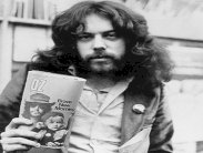 فيلكس دنيس حوت إعلاميًا أنفق 100 مليون دولار على الخمرة والمخدرات والنساء