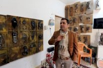 فنان عراقي يحول الاحذية البالية 