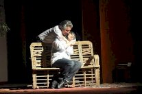 الخطاب المسرحي والتجريب في مسرحية سفر الروائح