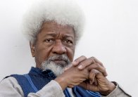 وولي سوينكا: سأُمزق بطاقة اقامتي في اميركا إذا فاز ترامب