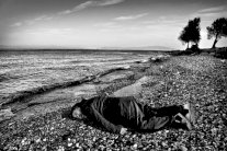 الفنان اي ويوي يعيد تذكير العالم بالطفل السوري ايلان كردي